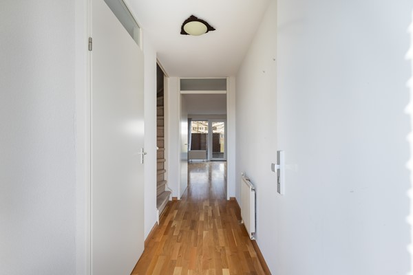 Foto - Te koop: Ruime dubbele benedenwoning met parkeerplaats!